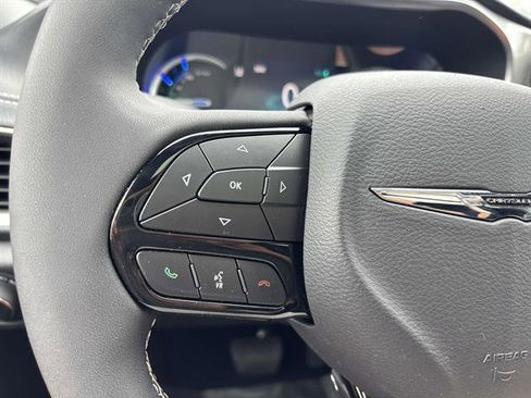 Used 2023 Chrysler Pacifica Limited w/ Uconnect Theater Family Group image 21