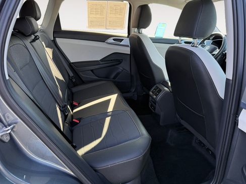 Certified 2025 Volkswagen Taos SE w/ Panoramic Sunroof Package FWD image 18