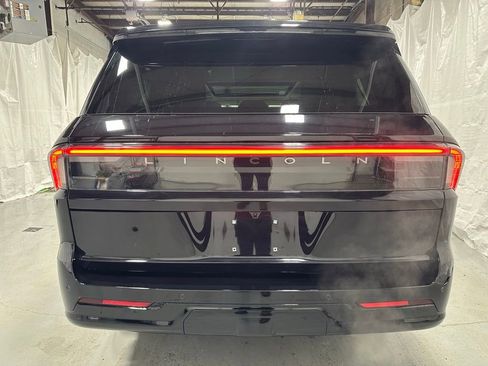 Used 2025 Lincoln Navigator Reserve image 6