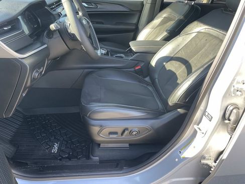 Used 2024 Jeep Grand Cherokee Altitude image 14