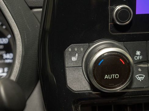 Used 2023 Toyota Highlander XLE image 16