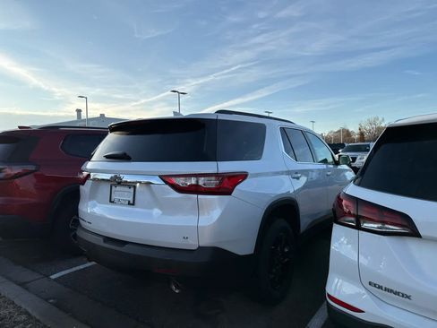 Used 2021 Chevrolet Traverse LT image 8