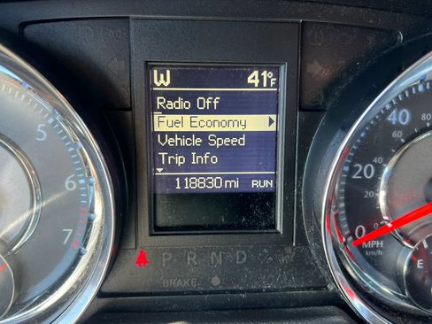 Used 2016 Chrysler Town & Country Touring w/ Driver Convenience Group image 18