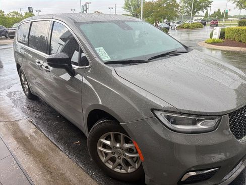 Used 2025 Chrysler Pacifica Select FWD image 2