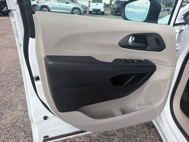 Used 2023 Chrysler Pacifica Touring-L FWD image 4