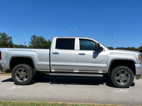 Used 2015 GMC Sierra 2500 Denali w/ Duramax Plus Package image 8