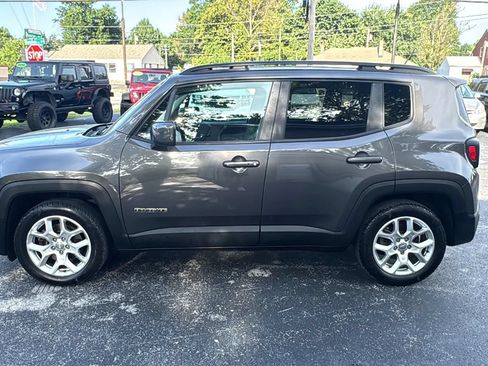 Used 2017 Jeep Renegade Latitude FWD image 4