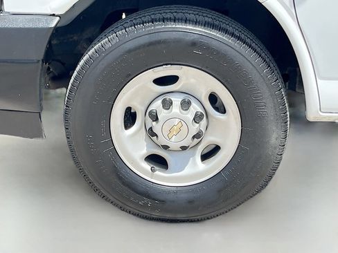 Used 2025 Chevrolet Express 2500 w/ Driver Convenience Package RWD image 26