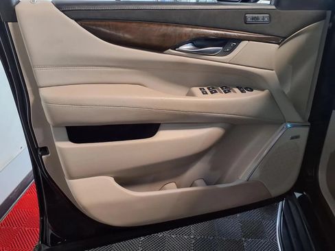 Used 2019 Cadillac Escalade Luxury AWD/4WD image 19