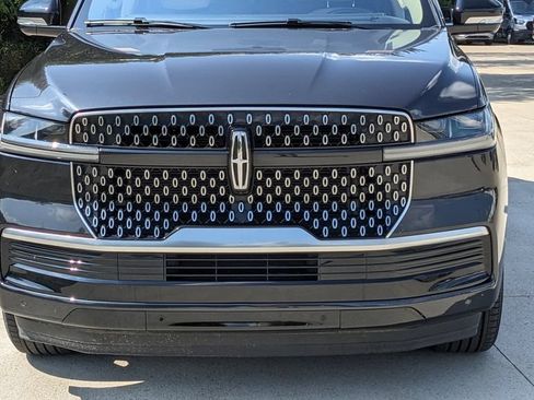 Used 2026 Lincoln Navigator L Premier AWD/4WD image 9