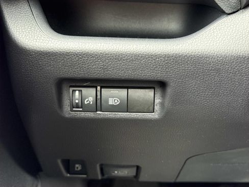 Used 2025 Toyota RAV4 XLE AWD/4WD image 19
