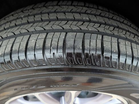 Certified 2024 Buick Enclave Essence w/ Technology Package image 10