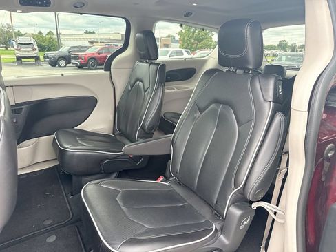 Used 2023 Chrysler Pacifica Limited AWD/4WD image 21