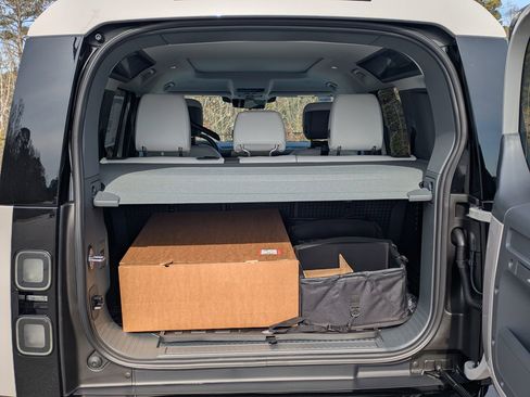 New 2026 Land Rover Defender 110 X-Dynamic SE image 28