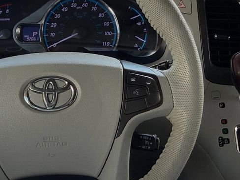 Used 2013 Toyota Sienna XLE image 29