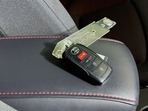 Used 2025 Toyota Corolla SE FWD image 33