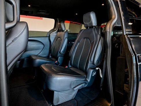 Used 2021 Chrysler Pacifica Touring-L w/ S Appearance Package image 17