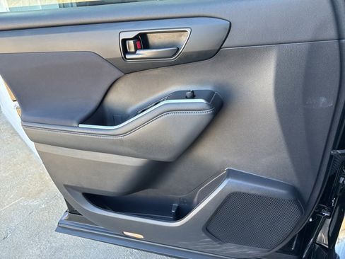 Used 2022 Toyota Highlander L image 21