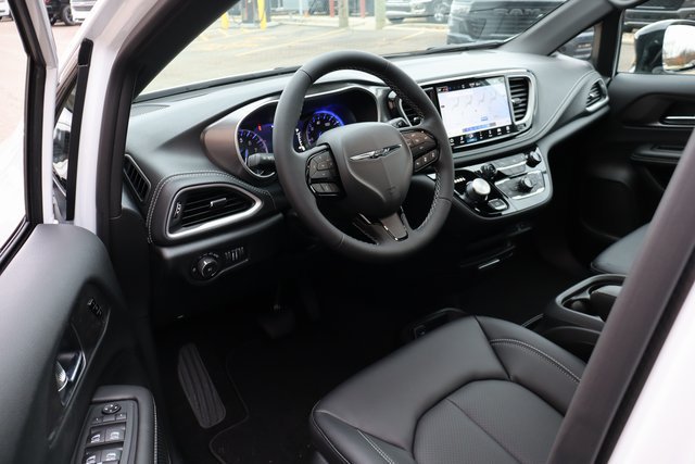 New 2026 Chrysler Pacifica Select AWD/4WD image 11