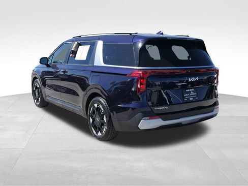 Used 2025 Kia Carnival EX image 4