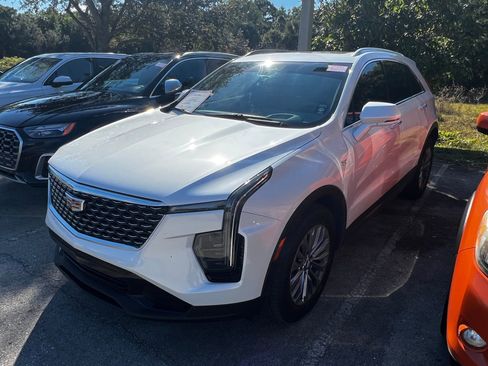 Used 2024 Cadillac XT4 Premium Luxury w/ Technology Package image 2