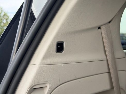 Used 2023 Chrysler Pacifica Touring-L FWD image 43
