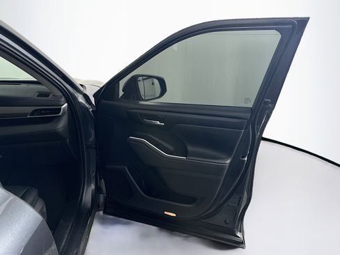 Used 2021 Toyota Highlander XLE image 36