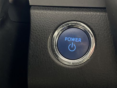 Used 2020 Toyota Camry SE image 34