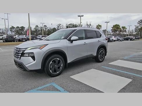 Used 2024 Nissan Rogue SV w/ SV Premium Package image 23