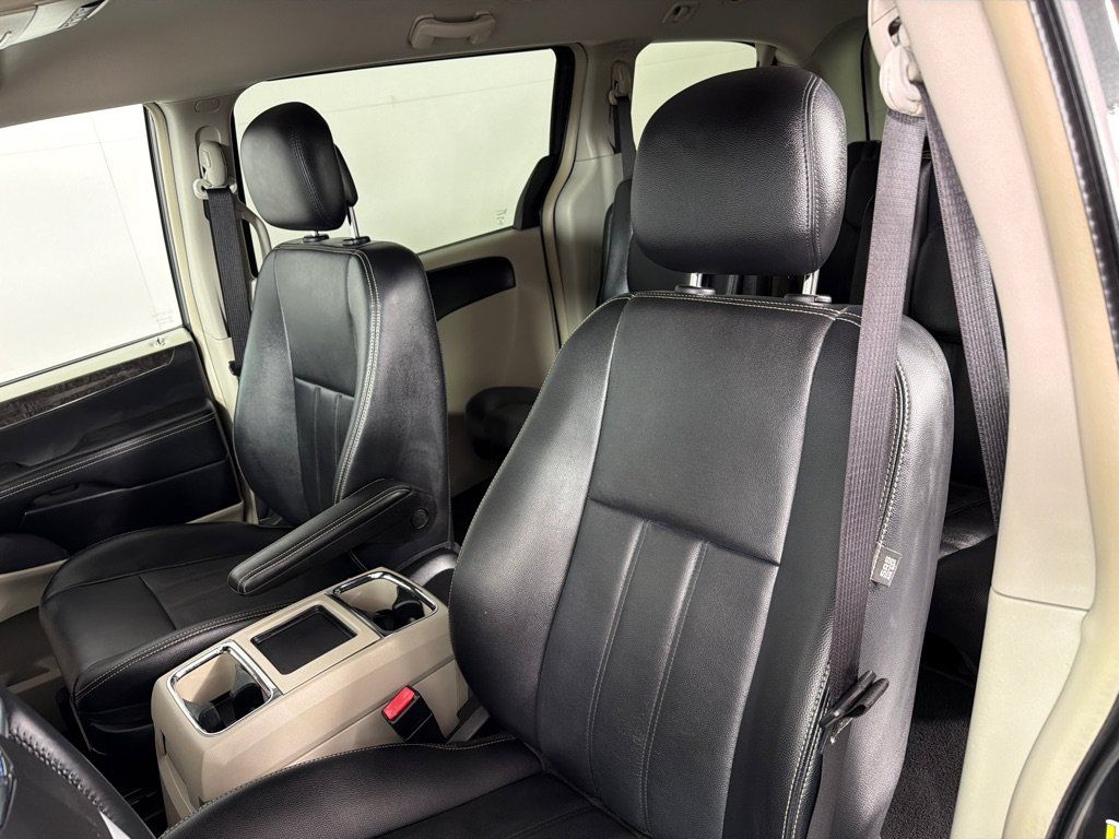 Used 2013 Chrysler Town & Country Touring FWD image 13