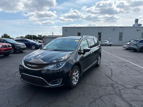 Used 2017 Chrysler Pacifica Limited FWD image 2