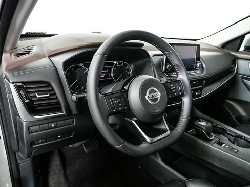 Used 2021 Nissan Rogue SV w/ Premium Package image 4