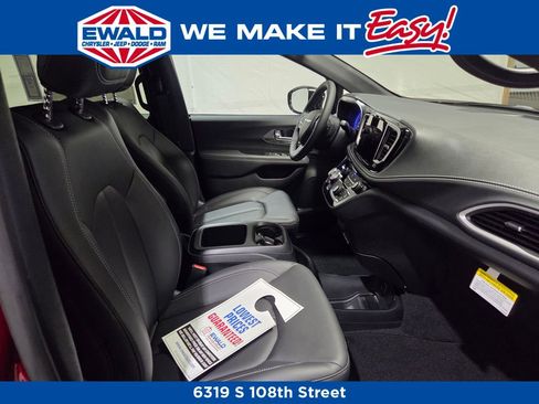 New 2026 Chrysler Pacifica Select image 8