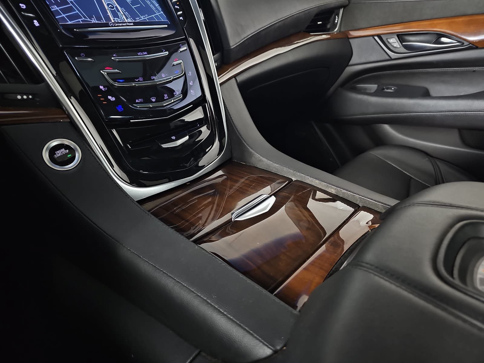 Used 2019 Cadillac Escalade Luxury AWD/4WD image 25