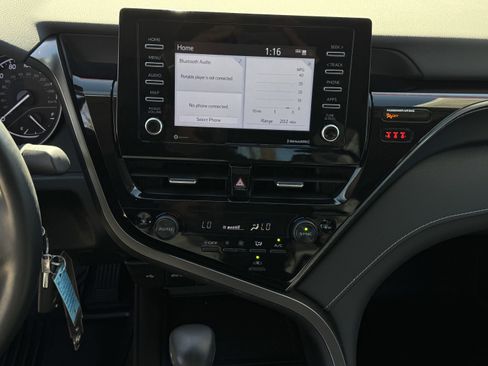 Used 2022 Toyota Camry SE image 17