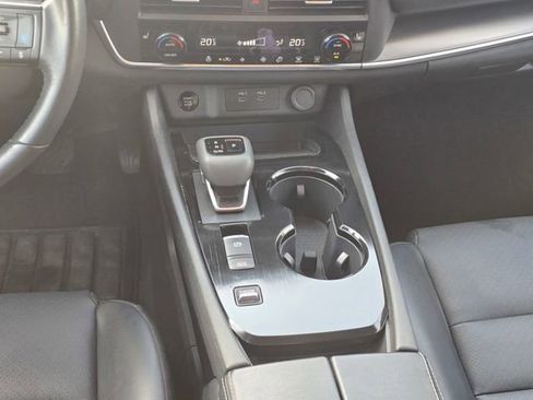Used 2024 Nissan Rogue SV w/ SV Premium Package FWD image 18