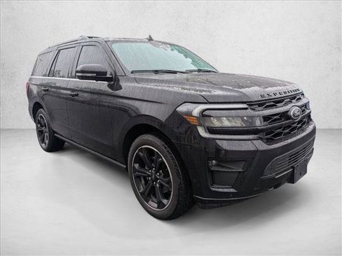 Used 2022 Ford Expedition Limited AWD/4WD image 3