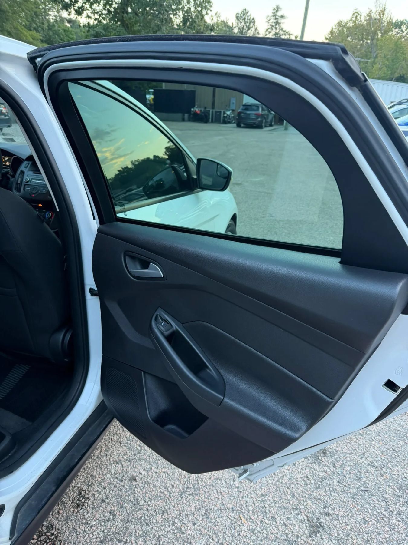 Used 2015 Ford Focus SE FWD image 17