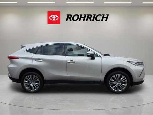 Used 2024 Toyota Venza XLE image 2