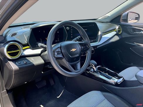 Used 2025 Chevrolet Trax LT FWD image 17