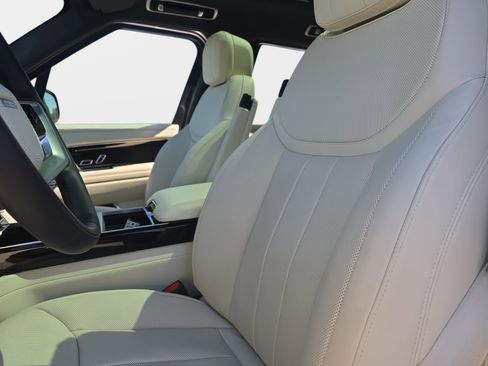 Used 2025 Land Rover Range Rover Long Wheelbase SE image 17