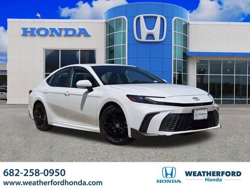 Used 2025 Toyota Camry SE FWD image 1