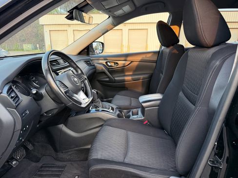Used 2019 Nissan Rogue SV image 2