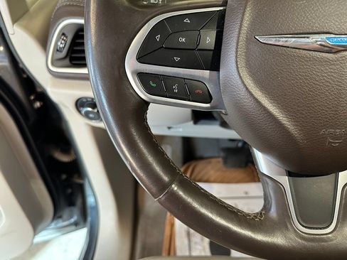 Used 2021 Chrysler Pacifica Touring-L FWD image 11