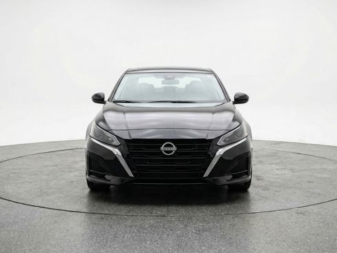 Used 2025 Nissan Altima 2.5 SV image 2