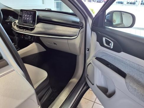 Used 2022 Jeep Compass Latitude w/ Sun and Sound Group AWD/4WD image 24