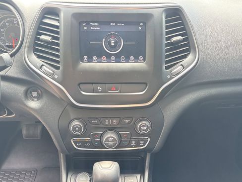 Used 2019 Jeep Cherokee Latitude Plus w/ Comfort/Convenience Group AWD/4WD image 24