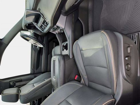 Used 2022 GMC Yukon XL SLT w/ SLT Premium Package image 22