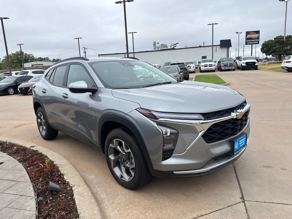 Used 2025 Chevrolet Trax LT w/ LT Convenience Package FWD image 3
