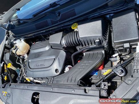 Used 2024 Chrysler Pacifica Touring-L FWD image 27